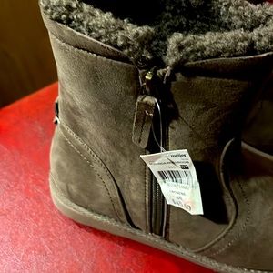 Super cute Falls Creek brand boots in size 10. Mushroom suede type exterior